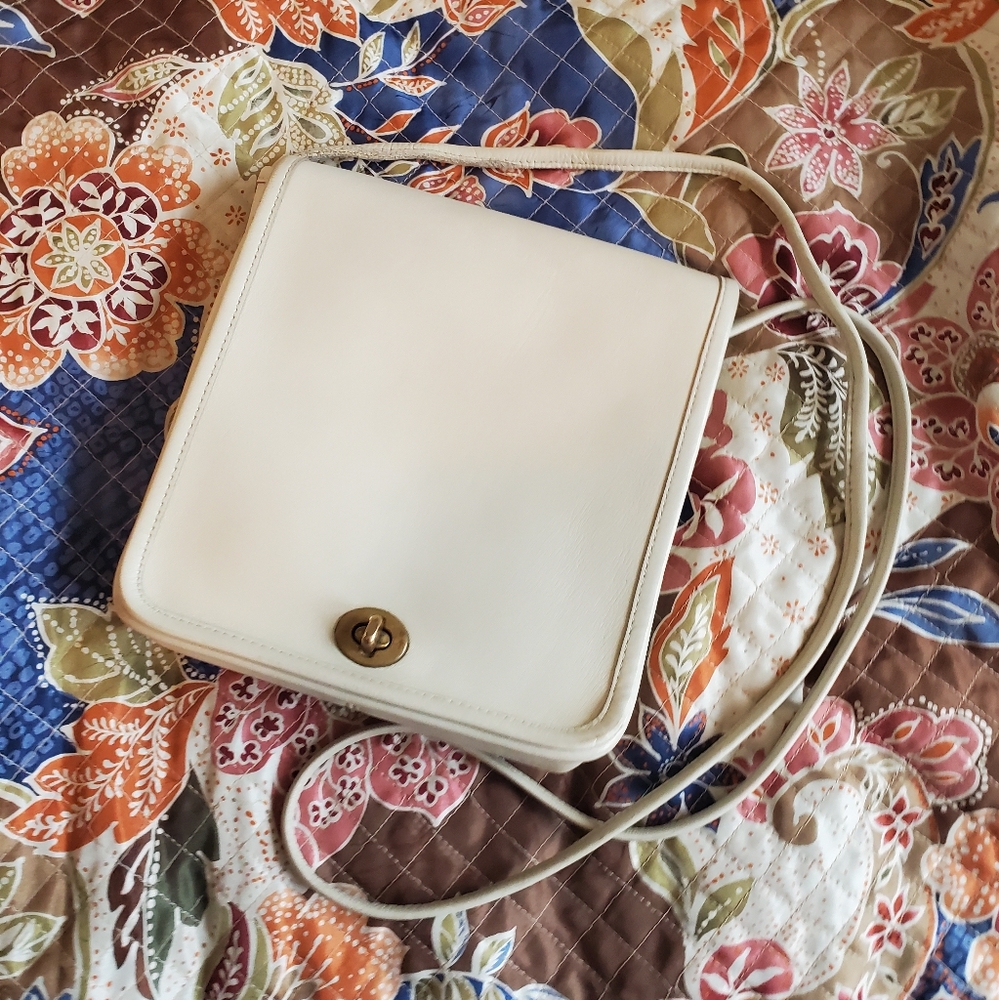 Vintage Coach small crossbody bag in Ivory